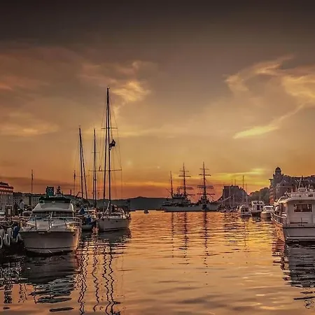 New! Modern Apt: W/ Private Entrence Apartment *